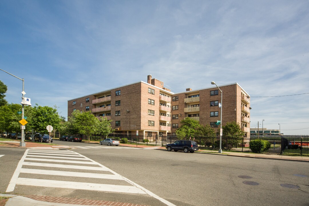 Hopkins Apartments in Washington, DC - Foto de edificio