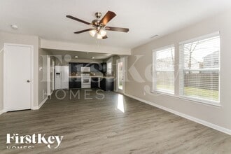 8211 S Shady Trail Dr in Pendleton, IN - Foto de edificio - Building Photo