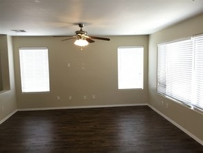 6208 S 52nd Dr in Phoenix, AZ - Foto de edificio - Building Photo