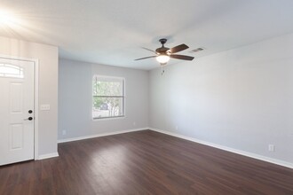 305 Goddard in Kyle, TX - Foto de edificio - Building Photo