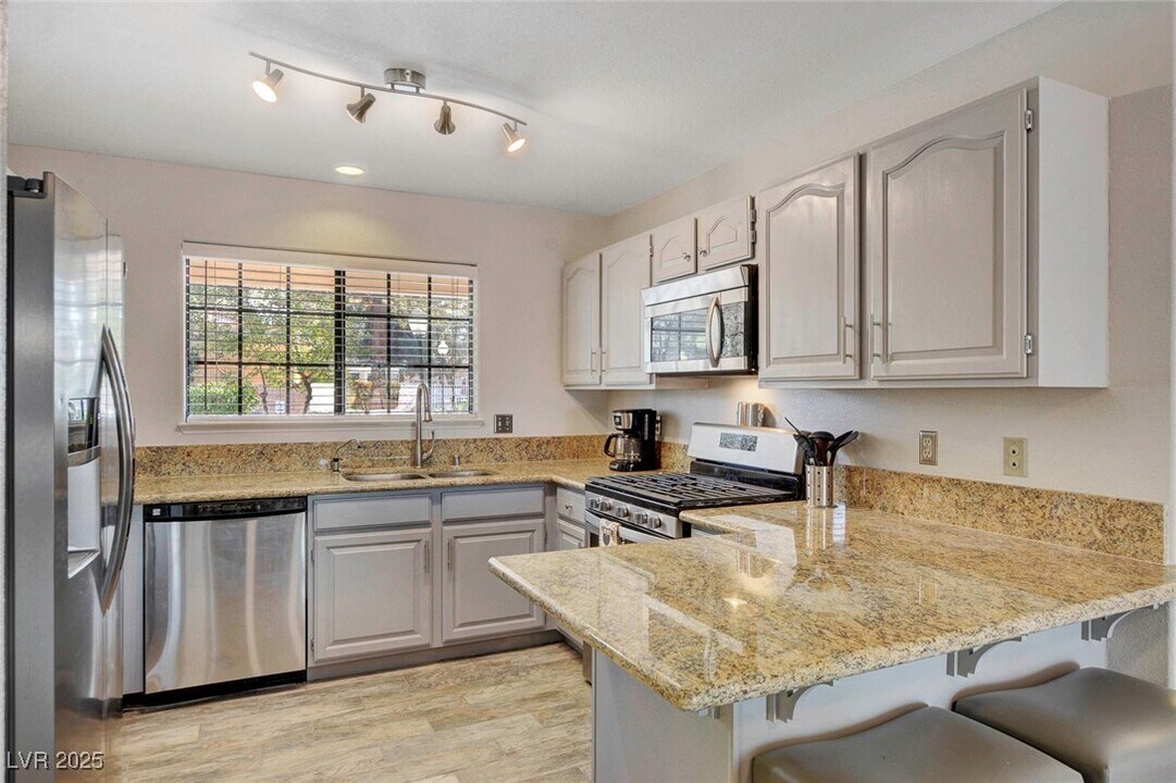 2851 S Valley View Blvd in Las Vegas, NV - Building Photo