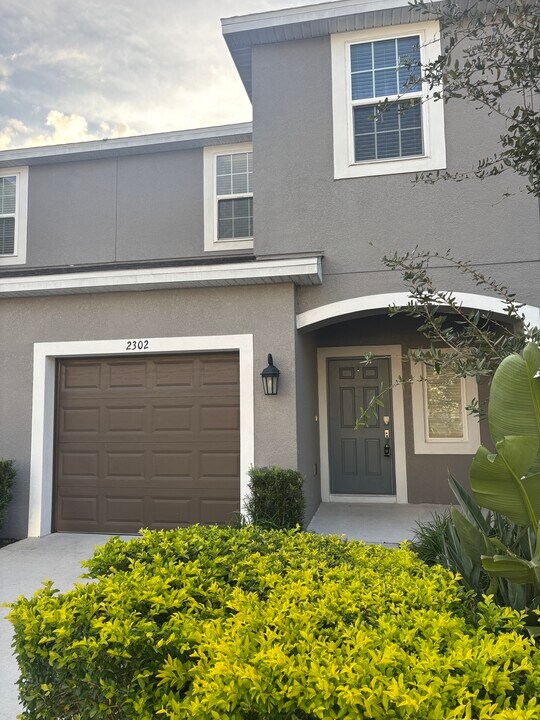 2302 Alee Ln in Wesley Chapel, FL - Building Photo