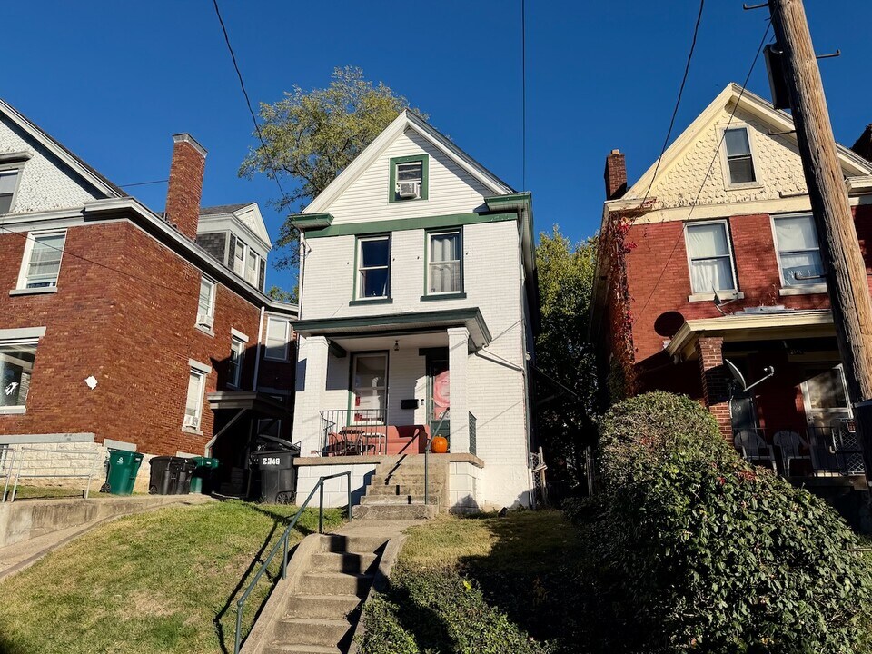 2346 Stratford Ave in Cincinnati, OH - Foto de edificio