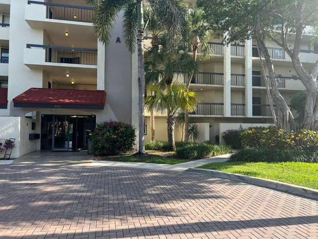 property at 825 Egret Cir