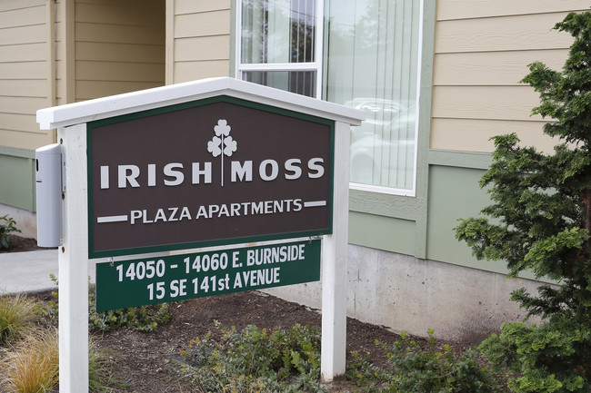 Irish Moss Plaza Apartments in Portland, OR - Building Photo - Building Photo