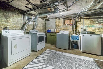 127 W Lloyd St, Unit Brewers Hill Retreat in Milwaukee, WI - Building Photo - Building Photo