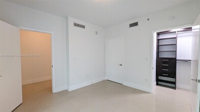 6000 Collins Ave, Unit 101 in Miami Beach, FL - Building Photo - Building Photo