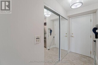 25 Kingsbridge Garden Cir in Mississauga, ON - Building Photo - Building Photo