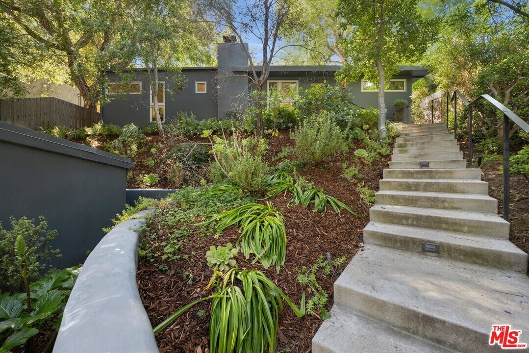 8811 Wonderland Ave in Los Angeles, CA - Building Photo