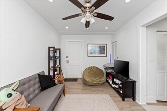 3747 N Pine Grove Ave, Unit 312 in Chicago, IL - Building Photo - Building Photo