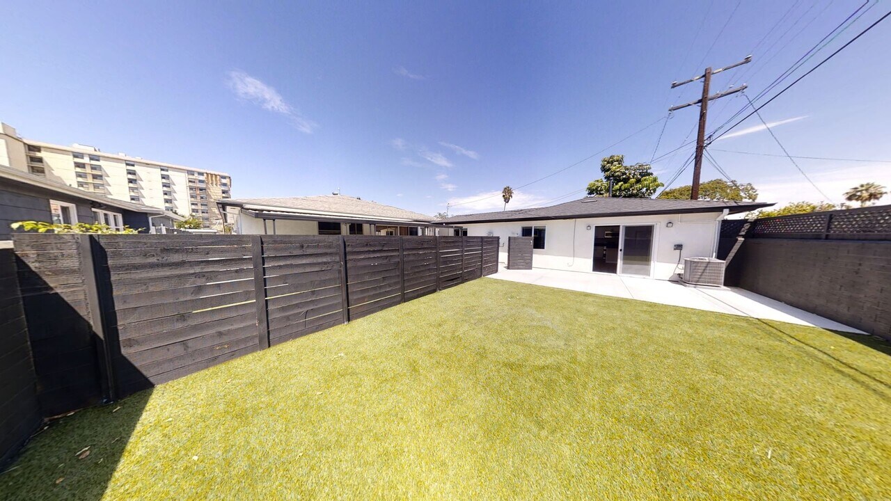 5575 Mary Ln Dr in San Diego, CA - Building Photo