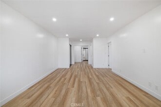 17000 Burbank Blvd, Unit 301 in Los Angeles, CA - Building Photo - Building Photo