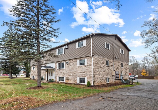 Maple Place Apartments - 2 Bedroom Community in Holly, MI - Foto de edificio - Building Photo