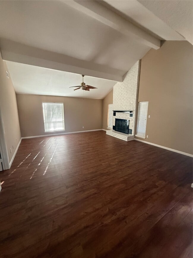 15715 Rolling Timbers Dr in Houston, TX - Foto de edificio - Building Photo