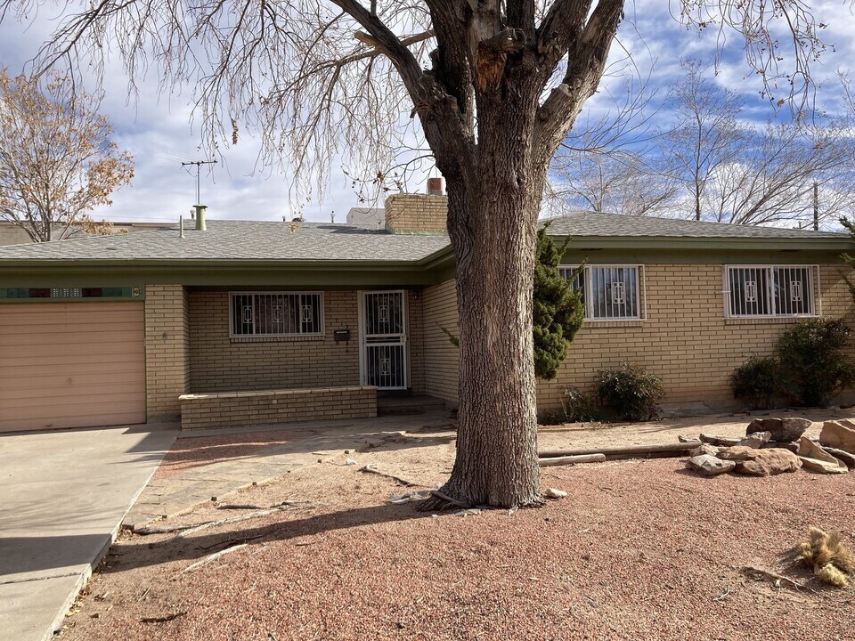 712 Cagua Dr NE in Albuquerque, NM - Building Photo
