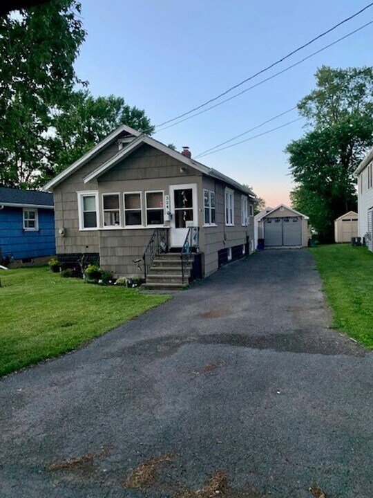 324 Fairmount Ave in Liverpool, NY - Building Photo