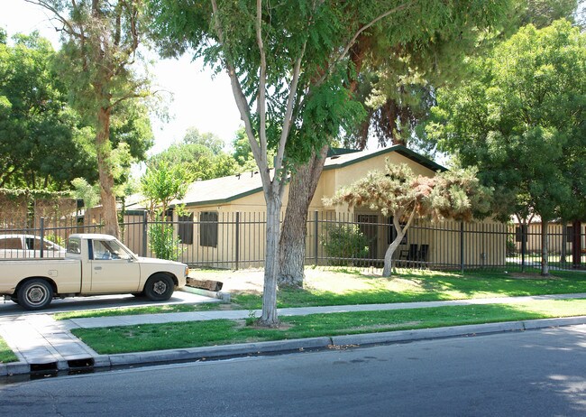 Garland Gardens in Fresno, CA - Foto de edificio - Building Photo