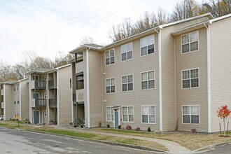 FAIRMONT HILLS APARTMENTS in Fairmont, WV - Foto de edificio - Building Photo