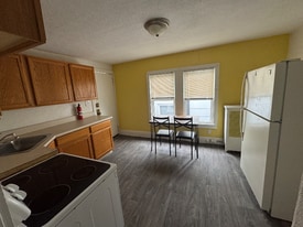 106 E Pine St in Millville, NJ - Building Photo