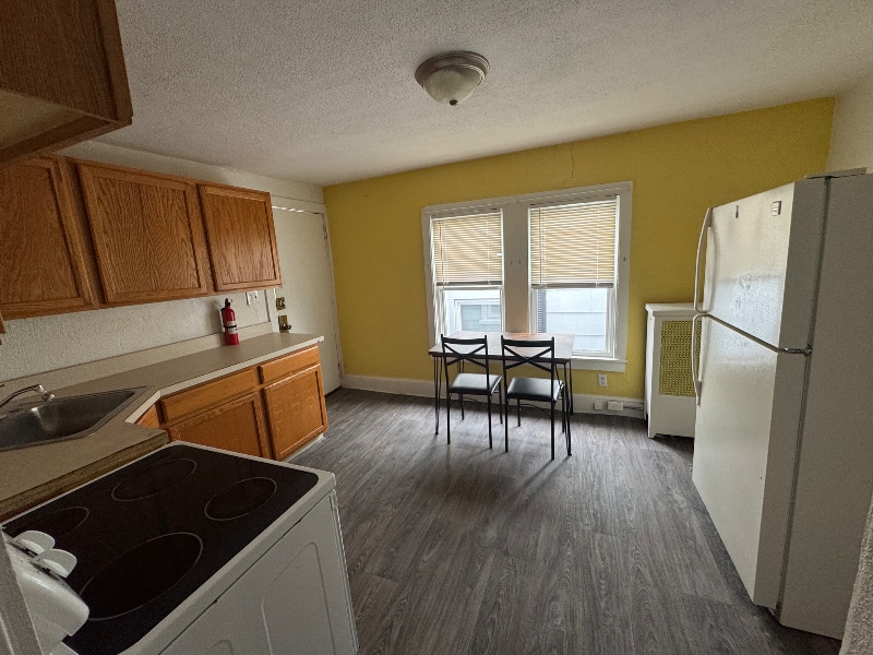 106 E Pine St in Millville, NJ - Building Photo