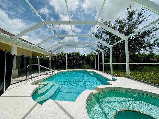 14017 Wenzel Ave in Port Charlotte, FL - Foto de edificio - Building Photo