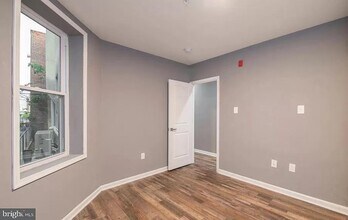 207 S 49th St, Unit B in Philadelphia, PA - Foto de edificio - Building Photo