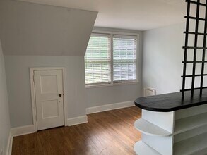 330 1/2 North White Street, Unit Apt. B (upstairs) in Carrollton, GA - Foto de edificio - Building Photo