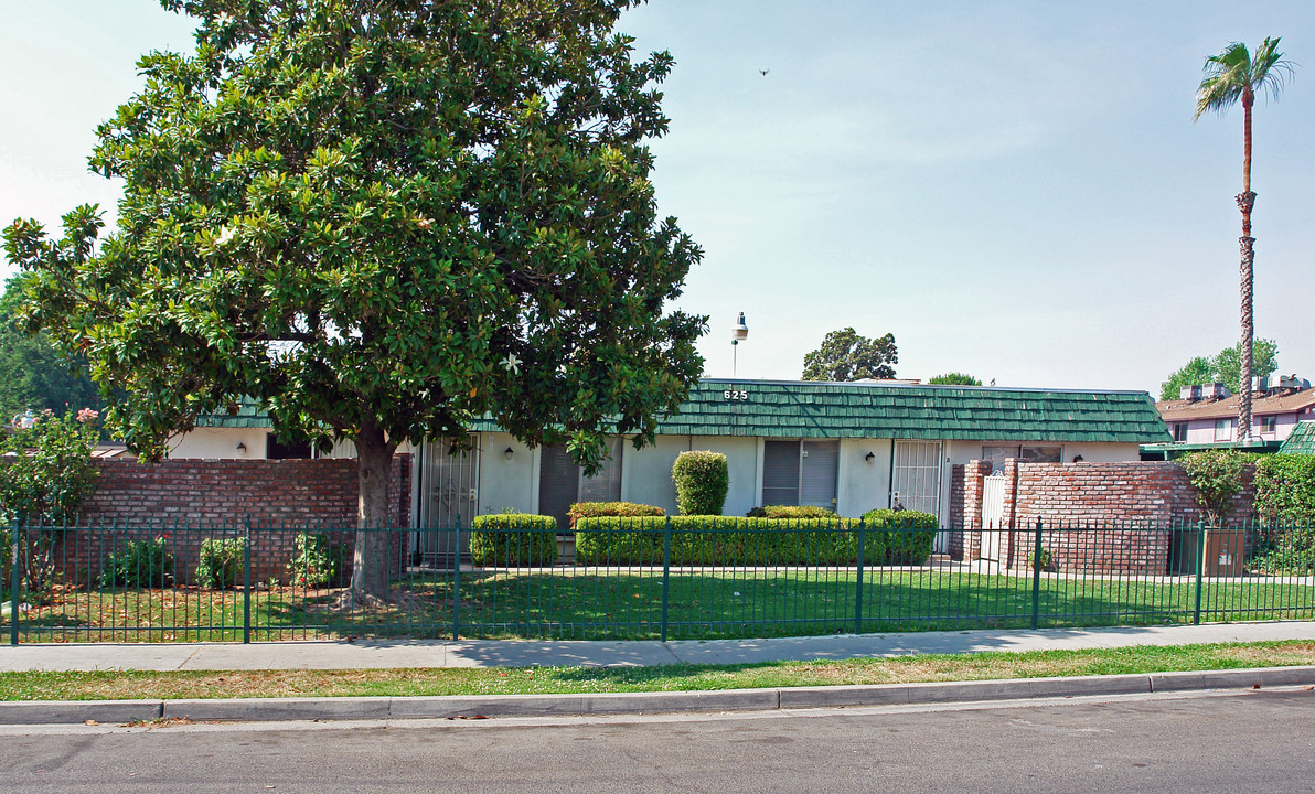 637 W Cambridge Ave in Fresno, CA - Building Photo