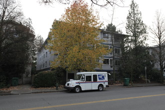 12026 NE 15th Ave in Seattle, WA - Foto de edificio - Building Photo