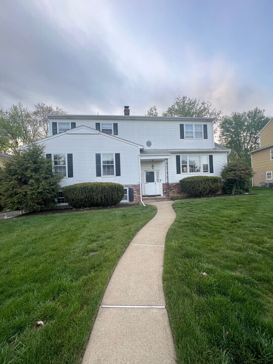 37 Rutherford Ct in Totowa, NJ - Building Photo