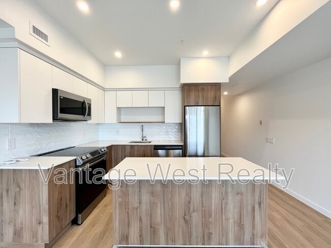 604-604 Cawston Ave in Kelowna, BC - Building Photo - Building Photo