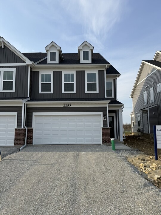 2253 Horseshoe Cir in Naperville, IL - Building Photo