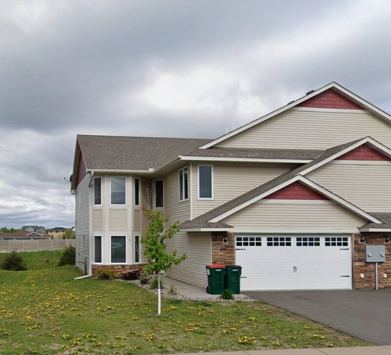 19 Meadowlark Dr in Hudson, WI - Foto de edificio