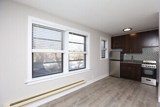 4551 N Damen Ave, Unit 403 in Chicago, IL - Foto de edificio - Building Photo