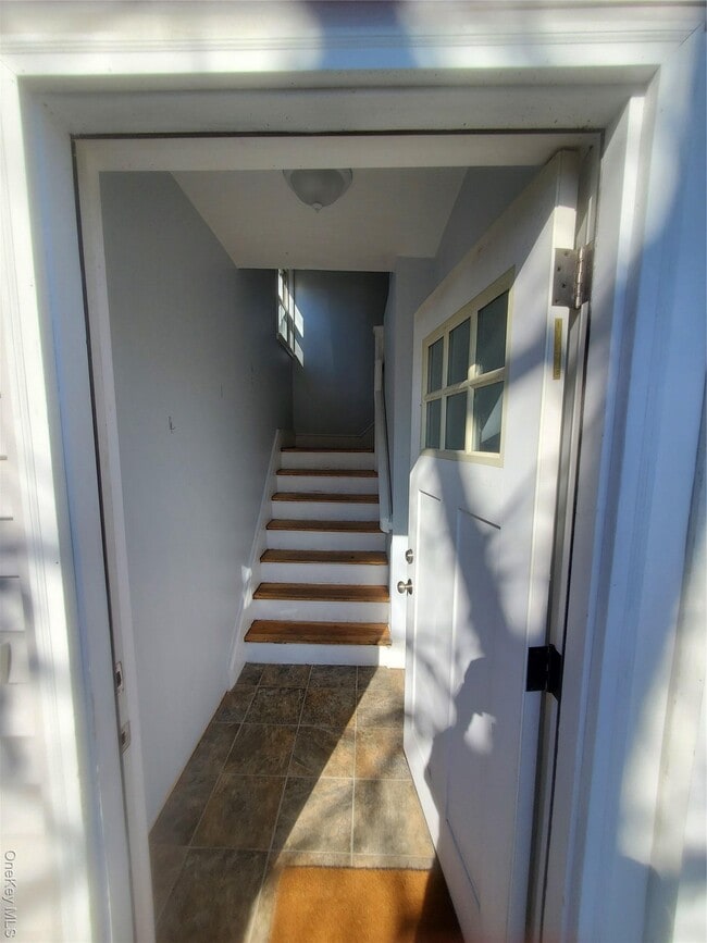 35 3rd Ave in Port Washington, NY - Building Photo - Building Photo