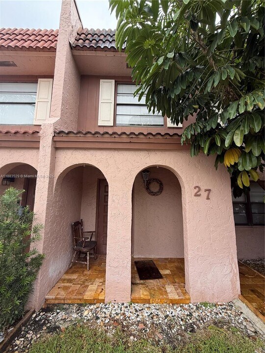 27 Laredo Pl in Davie, FL - Building Photo