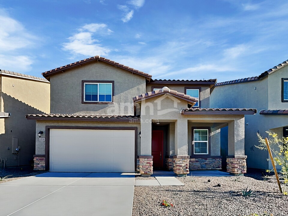 17138 W Golden Ln in Waddell, AZ - Building Photo