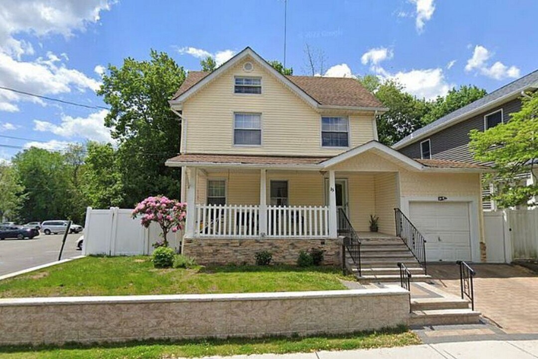 15 Terrace Ave in Rochelle Park, NJ - Foto de edificio