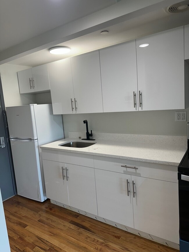 84 Home St, Unit Apt 3