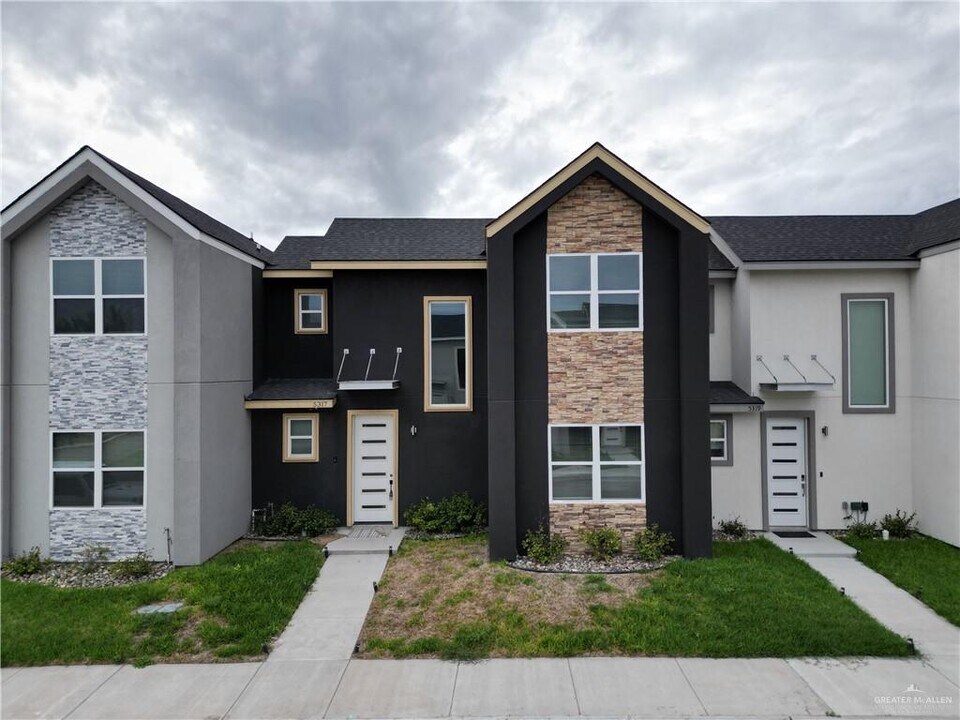 36 N Crown Point in Pharr, TX - Building Photo