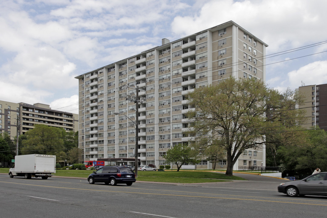 Canyon Towers in Toronto, ON - Building Photo