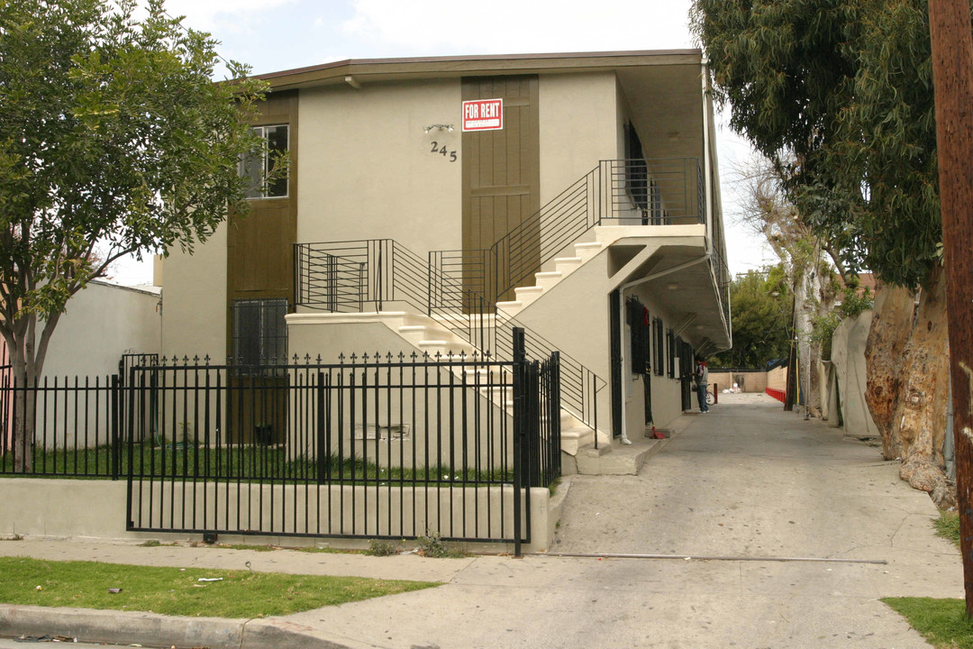 245 E 130th St in Los Angeles, CA - Building Photo