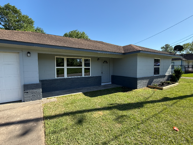 800 E Houston St in Dayton, TX - Foto de edificio - Building Photo