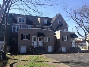 28-30 Academy Hill Rd in Brighton, MA - Foto de edificio - Building Photo
