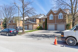 64 Brownstone Cir in Thornhill, ON - Building Photo