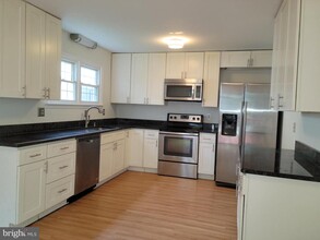 284 Oakwood Village Ct in Glen Burnie, MD - Building Photo - Building Photo
