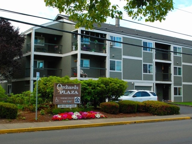 Orchards Plaza in McMinnville, OR - Building Photo