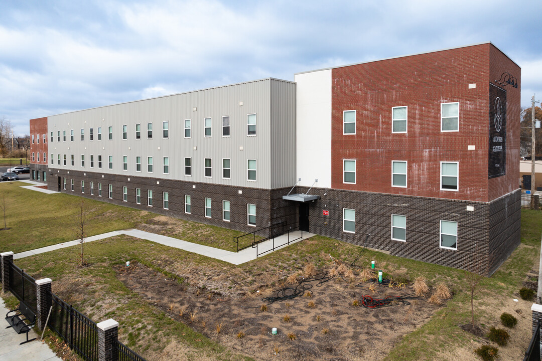 Alumnus Gardens in St. Louis, MO - Building Photo