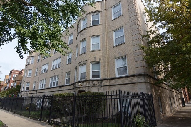 6305 N Claremont Ave, Unit K03J