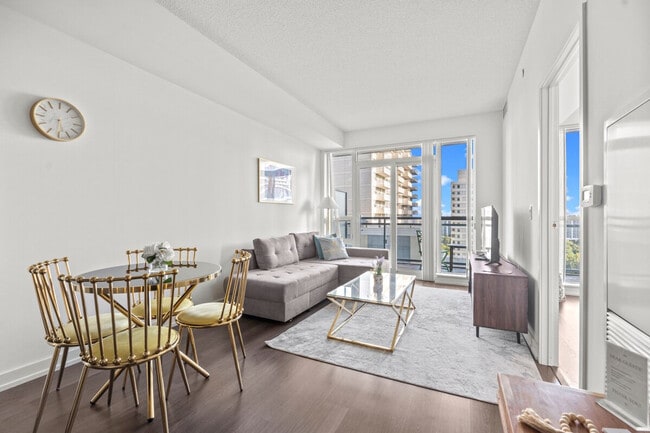 69 Holly St in Toronto, ON - Building Photo - Building Photo